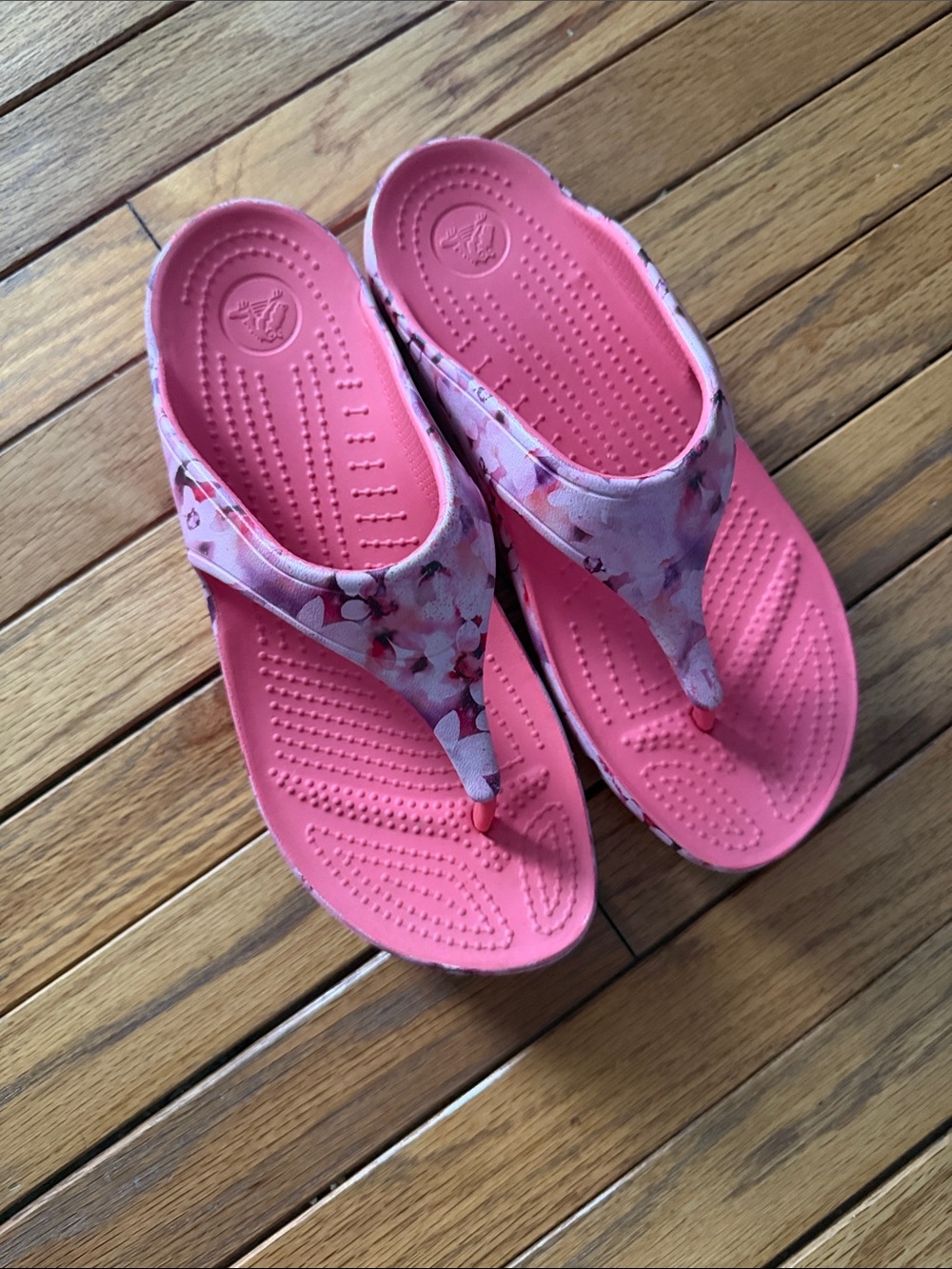 CROCS Sloane pink flip flops